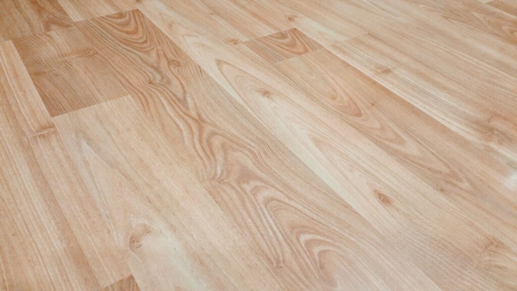 Podłogi laminowane imitujące drewno – jak wybrać wzór, który naprawdę wygląda naturalnie