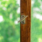 Przewiew przez zamknięte okno – jak zlokalizować nieszczelność i ją usunąć?