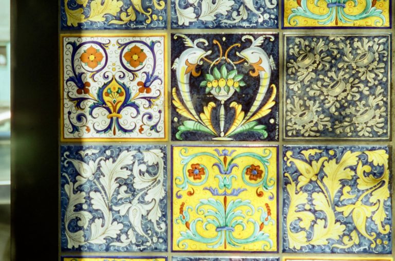 Kolorowe płytki ceramiczne z misternymi wzorami kwiatowymi